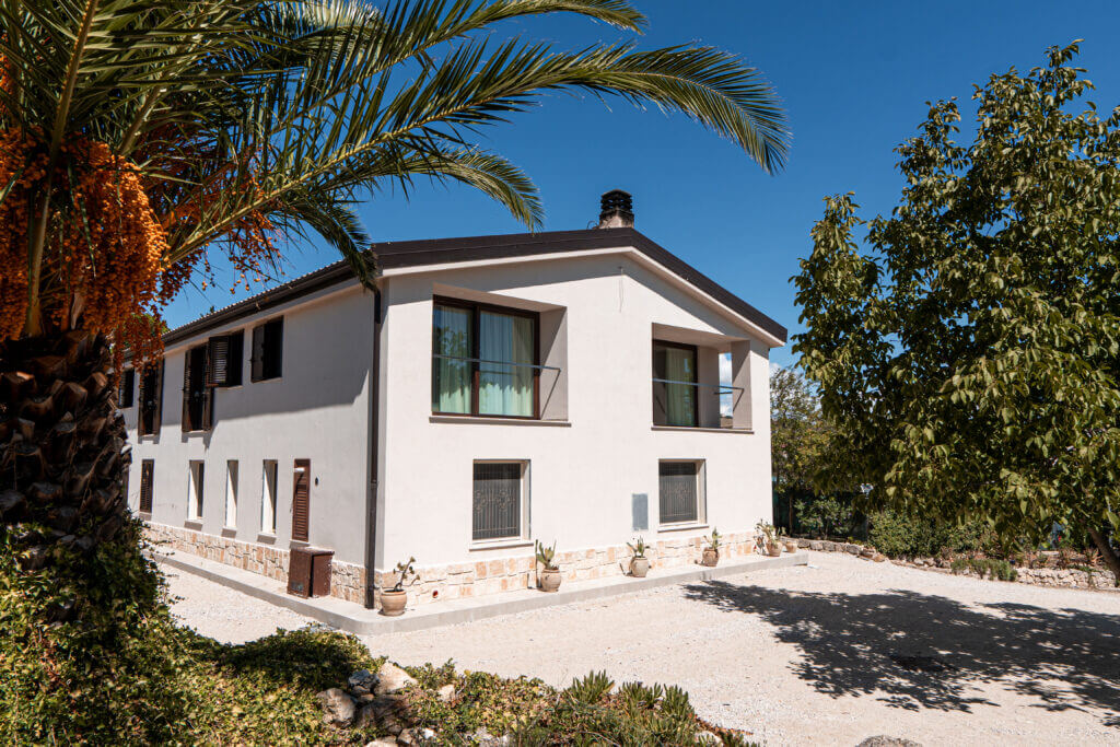 Panoramica esterna villa B&B Manfredomus con giardino, palma secolare e ampio parcheggio privato per gli ospiti