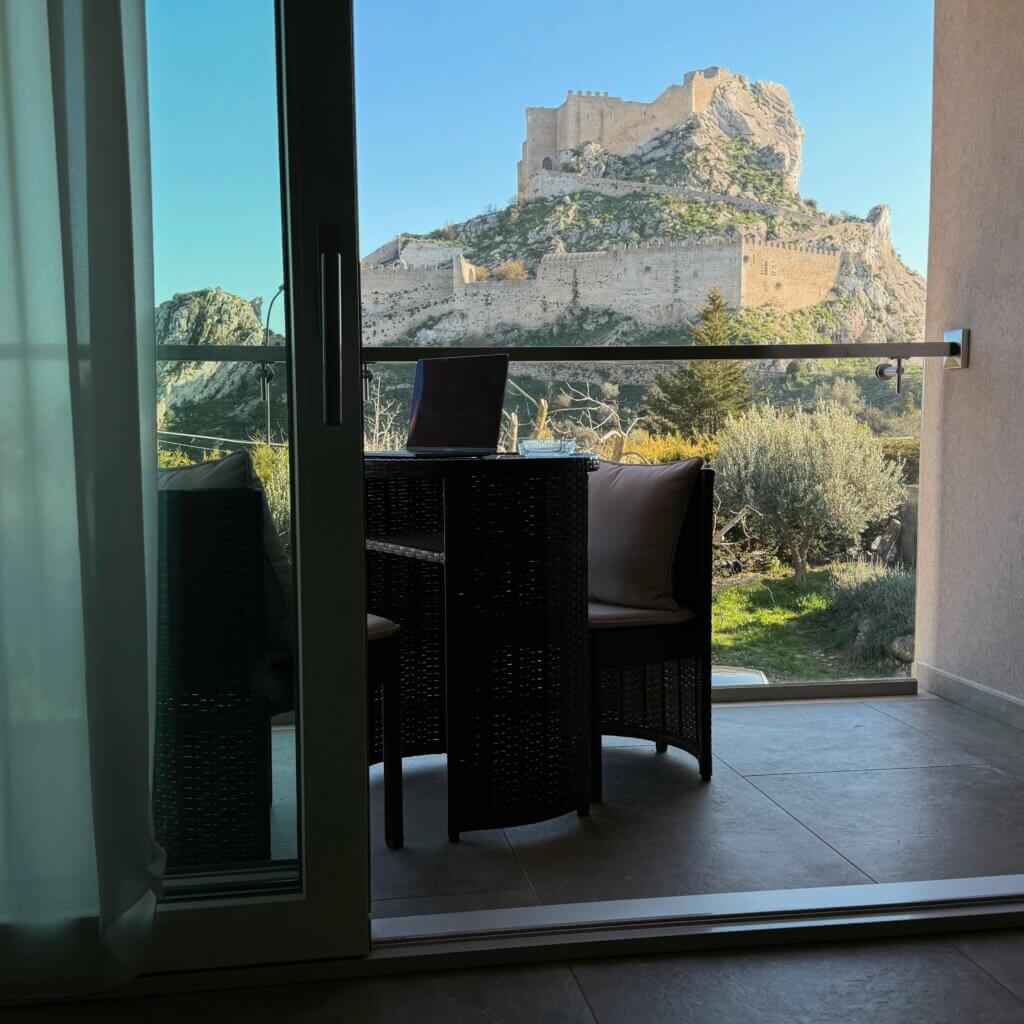 La magnifica vista sul Castello dal balconcino privato del nostro B&B, la scelta perfetta per dormire a Mussomeli.