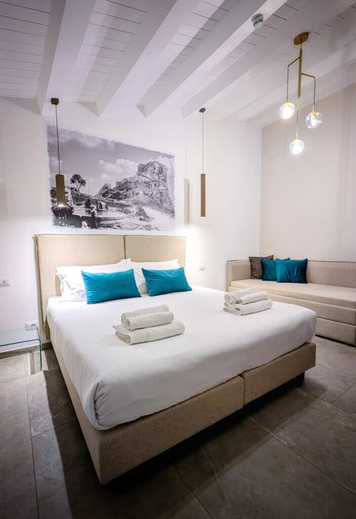 Una delle camere matrimoniali eleganti e luminose di Manfredomus, premiato tra i migliori hotel in Sicilia.