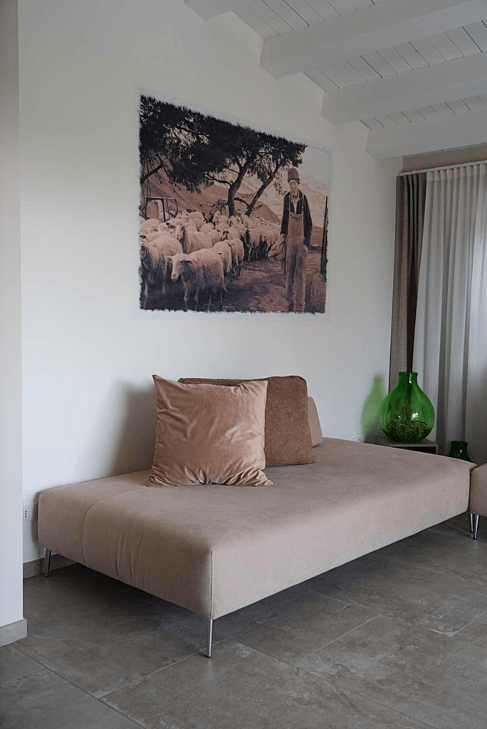 Il design curato e confortevole di una camera del nostro hotel in Sicilia, dove lo stile moderno incontra la storia locale.